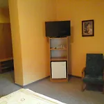 Konukevi Adam - Makov